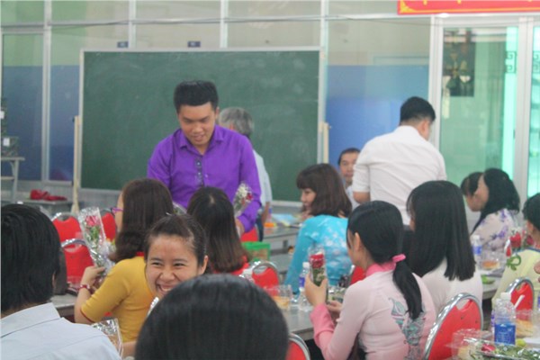 Tặng hoa và quà cho giáo viên nữ ngày 8/3